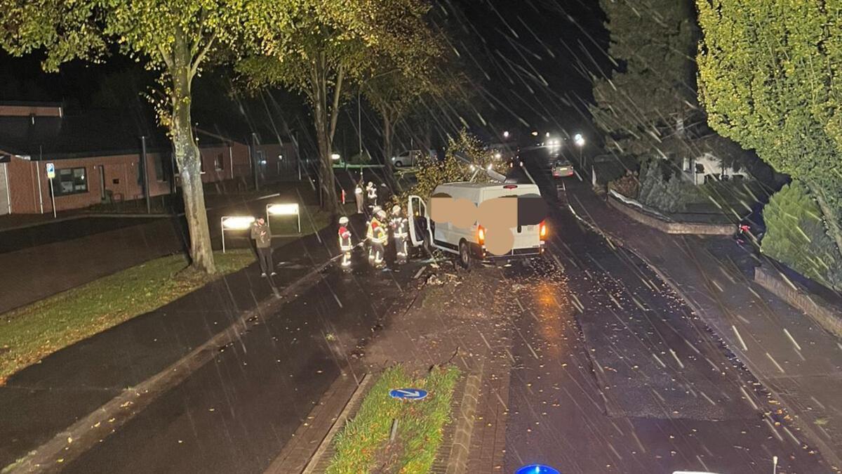 Crash bei Wehdel! Bremerhavener fährt Baum vor Kindergarten um Bild von der überfahrenen Verkehrsinsel und dem Transporter, welcher in Richtung Sellstedt unterwegs war.