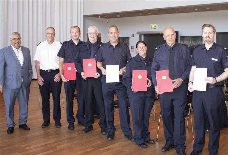 Feuerwehr Bremerhaven: Ehrung für langjährige Mitgliedschaft Bild von links: Oberbürgermeister und Dezernent der Feuerwehr Melf Grantz, Leitender Branddirektor Jens Cordes, Martin Poelker, Lutz Imhoff, Malte Hoheisel, Ulrike Bruns, Sven Janßen, Tim Gräwe
