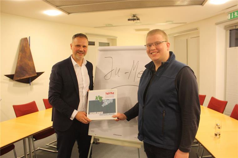 Cooler Perspektivwechsel: 20-Jähriger coacht Volksbankchef Bilden ein Team beim EU-LEADER-Projekt "Ju&Me": Der zwanzigjährige Jan Ehlers (rechts) und Volksbank-Vorstand Frank Koschuth. Der Clou des Projektes: Der jüngere Tandempartner coacht und hilft beim Perspektivwechsel.