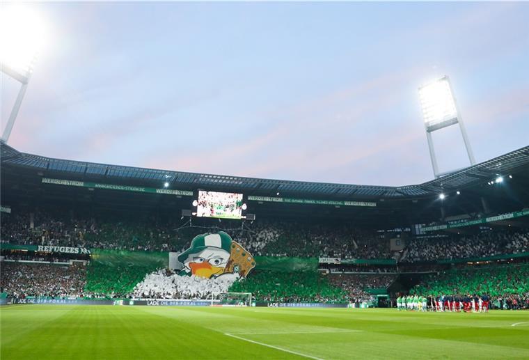 2G-Regel: Bundesligaspiele bald wieder ausverkauft? Bilder aus vergangenen Zeiten: Werder-Fans zeigen im ausverkauften Weserstadion eine Choreographie.