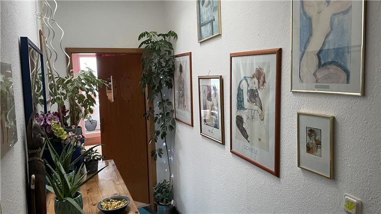 Bilder machen den Flur von Bärbel Wegners Wohnung zur Galerie.