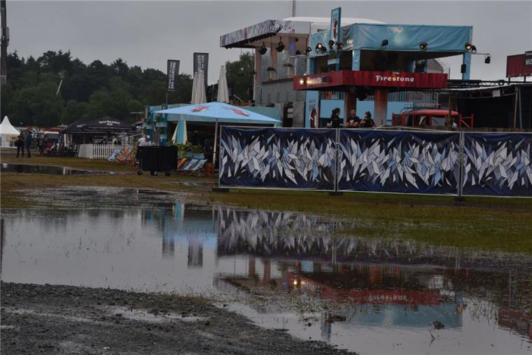 Bilder wie dieses aus dem Jahr 2016 sollen es in Scheeßel nicht mehr geben: Das Infield mit den vier Bühnen steht in weiten Teilen unter Wasser. Kanäle und ein Rückhaltebecken sollen für ein trockeneres Festival sorgen.