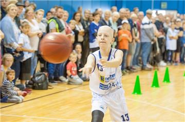 Bildmitte Alan Blakaj. Foto Adebahr