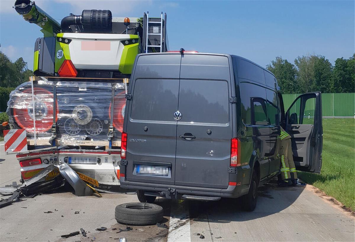 Bildnachweis: Einsatzdokumentation Feuerwehr Bremerhaven.Bildunterschrift: Zusammenstoß zwischen einem LKW und einem Kleintransporter