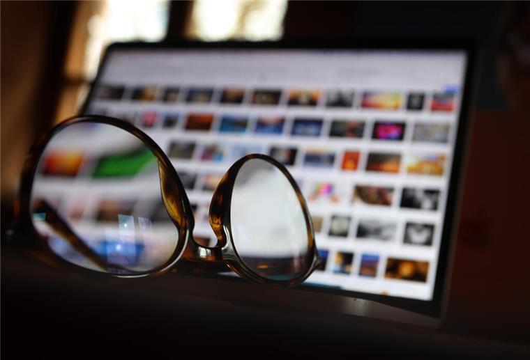 Eine Brille liegt auf einem Laptop. Bildschirmbrillen verbessern das Sehen im Nahbereich und sind bei festgestelltem Bedarf vom Arbeitgeber vollständig zu bezahlen – auch die Fassung gehört dazu.