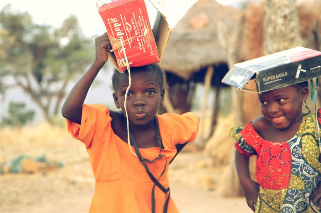 Bildung schenken: Wer selbst genug hat, kann Kindern in Entwicklungsländern helfen mit einer Patenschaft, etwa bei Unicef oder Plan International.