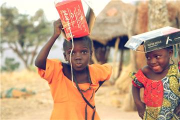 Bildung schenken: Wer selbst genug hat, kann Kindern in Entwicklungsländern helfen mit einer Patenschaft, etwa bei Unicef oder Plan International.