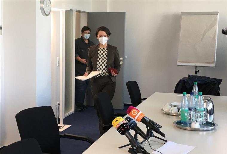 Nach Bogedan-Rücktritt: Nachfolgedebatte im Gang Bildungssenatorin Claudia Bogedan (SPD, links) kündigte am Freitagnachmittag ihren Rücktritt vor der Presse an. Im Hintergrund: ihre Pressesprecherin Annette Kemp.