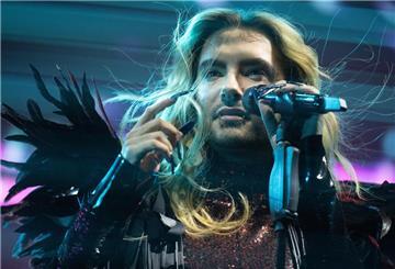 Bill Kaulitz steht beim Tourauftakt der Band Tokio Hotel in der MHP Arena auf der Bühne. 