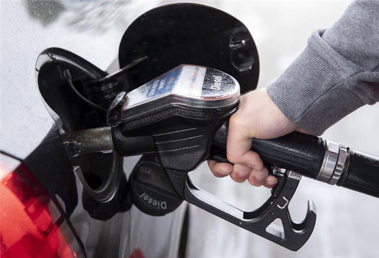 Spartipp: Zu dieser Zeit tankst Du am besten Eine Person hält einen Zapfhahn und betankt damit ihr Auto. Die beste Zeit zum Tanken hat sich geändert.
