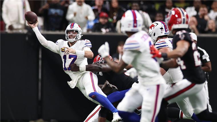 NFL: Zweite Bills-Pleite in Folge - Bears feiern spät Bills-Quarterback Josh Allen (Nr. 17) war gegen die Falcons permanent unter Druck.