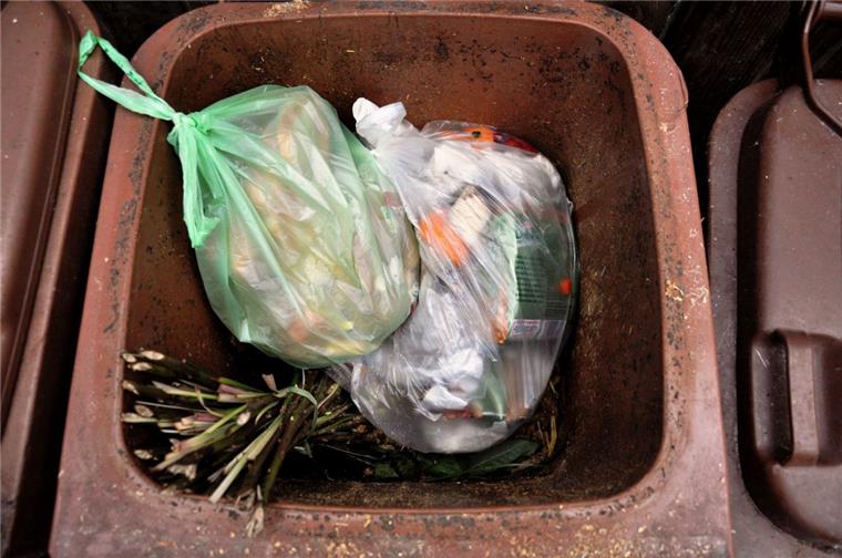 Biomüll sollte man nicht in Plastiktüten verpacken, denn Plastik lässt sich nicht kompostieren.