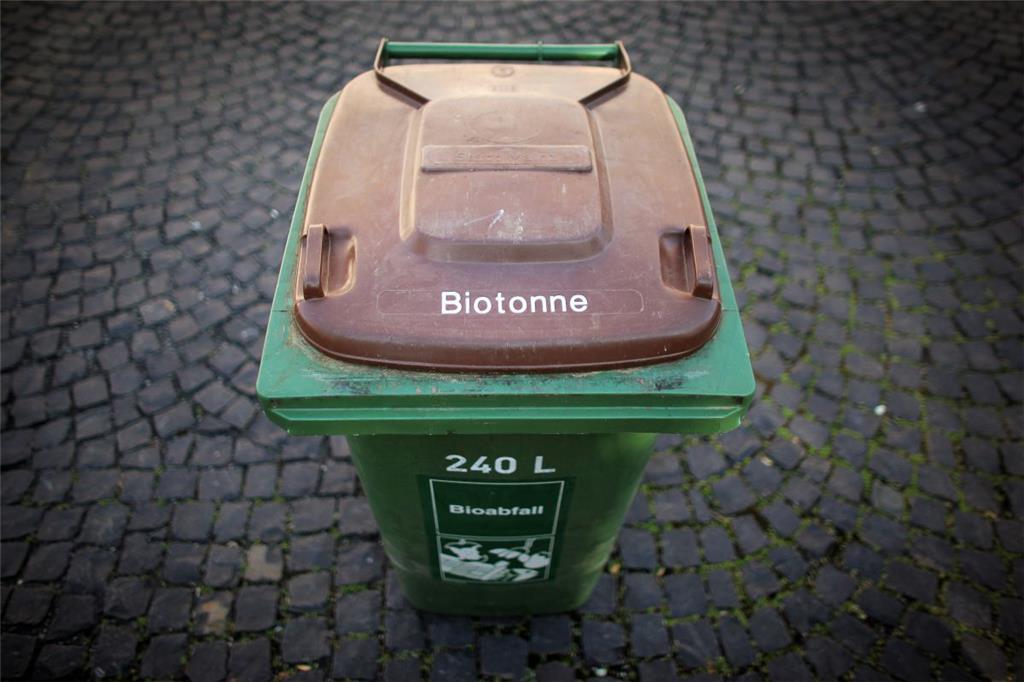 Biotonne: Viele Hobbygärtner sammeln ihren Biomüll schon immer getrennt, um wertvolle Komposterde herzustellen. Für alle anderen Deutschen ist das erst seit 2015 Pflicht, jetzt muss es flächendeckend Biotonnen geben. Ziel ist, dass die Stoffe verstärkt für Biogasanlagen (Stichwort: Energiewende) oder etwa als Düngemittel genutzt werden können. Das neue Kreislaufwirtschaftsgesetz, das in Peter Altmaiers Amtszeit 2012 beschlossen wurde, gilt auch für Papier-, Kunststoff- und Glasabfälle.
