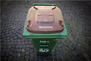 Biotonne: Viele Hobbygärtner sammeln ihren Biomüll schon immer getrennt, um wertvolle Komposterde herzustellen. Für alle anderen Deutschen ist das erst seit 2015 Pflicht, jetzt muss es flächendeckend Biotonnen geben. Ziel ist, dass die Stoffe verstärkt für Biogasanlagen (Stichwort: Energiewende) oder etwa als Düngemittel genutzt werden können. Das neue Kreislaufwirtschaftsgesetz, das in Peter Altmaiers Amtszeit 2012 beschlossen wurde, gilt auch für Papier-, Kunststoff- und Glasabfälle.