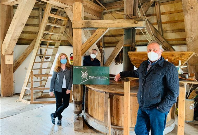 Mühle in Lintig: Der neue Windbalken ist drin Birgit Greiner von der Mühlenstiftung war auch in Lintigs Mühle. Über die Finanzspritze für den Windbalken freuen sich Eigentümer Christian Jacobsen und Ortsbürgermeister Heinz Wilhelm Boldt (rechts).