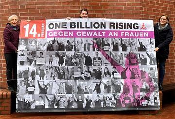 Birgitta Puradiredja und Daniela Behrens vom Verein „Zeven wie Zusammenhalt“ zeigen zusammen mit Katja Weße vom Landkreis ein Banner, das auf „One Billion Rising“ hinweist.