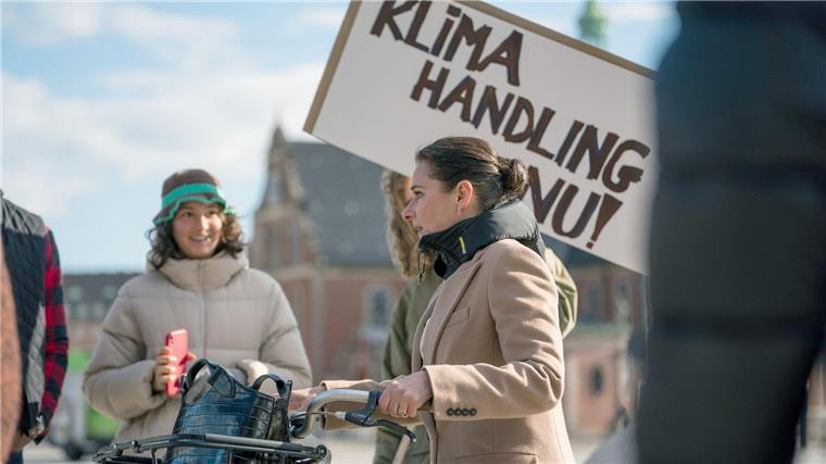 Birgitte (Sidse Babett Knudsen, r) nimmt an einer Klimademonstration teil.