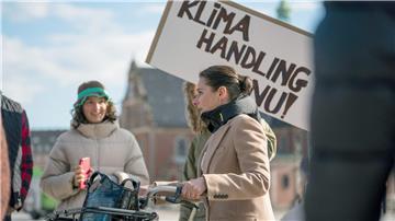 Birgitte (Sidse Babett Knudsen, r) nimmt an einer Klimademonstration teil.