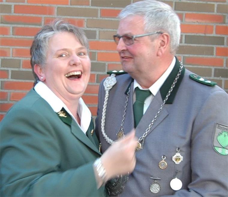 Mit Bildergalerie: Rhadereistedt feiert neues Königshaus Birke Meyer freut sich riesig über den Erfolg ihres Mannes Hans-Jürgen, der in Rhadereistedt nun als König das Schützenvolk regiert.
Foto: Holsten
