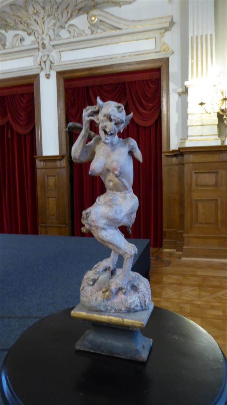 Der "Geflügelte Teufel" kehrt nach Butjadingen zurück Bis 1924 war der "Geflügelte Teufel" Teil des Altars in der Tossenser Kirche. Da schon ein Arm und ein Flügel abgefallen sind, musste er im Landesmuseum in Oldenburg eingelagert werden.
