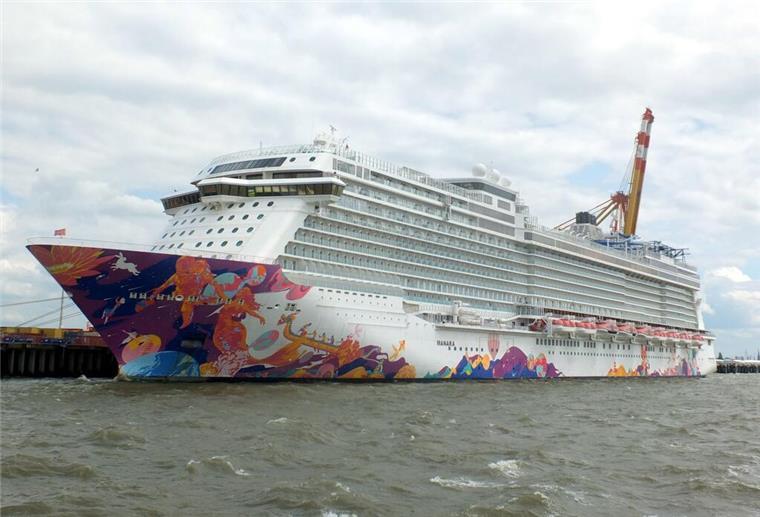 Kreuzfahrt-Skandal: Klimaziele der Branche in der Kritik Ein Kreuzfahrtschiff auf dem Wasser.