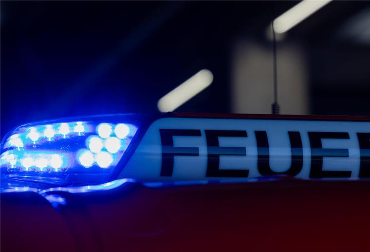 Ein Blaulicht leuchtet auf einem Feuerwehrwagen