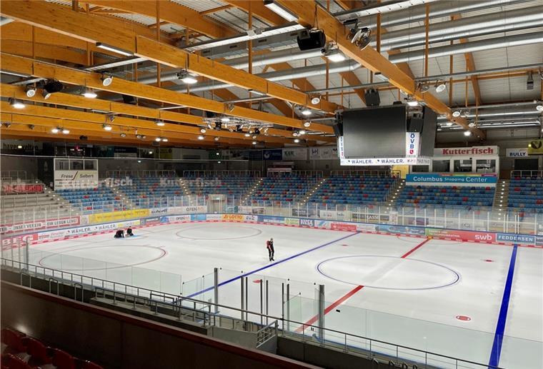 In der Eisarena gibt es wieder Eis Bis auf dem Eis trainiert werden kann, dauert es noch ein wenig. Noch ist das Eis nicht dick genug und die Werbung auf dem Eis fehlt noch.