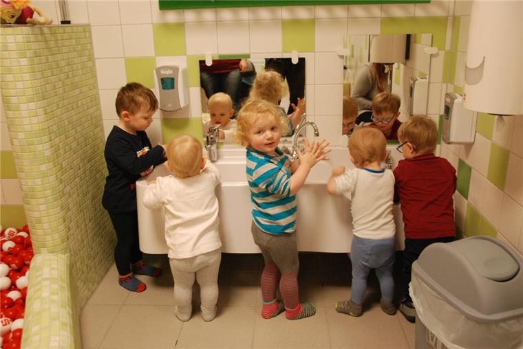 Kinder erobern neue Krippe in Schiffdorf Bis das Wasser in die Ärmel läuft (von links): Alexander, Johanna, Alva, Quentin und Simon dürfen in der Krippe „Achter de Kark“ in Schiffdorf nach Herzenslust planschen. Die Kinder entscheiden selbst, wann und wie lange sie sich die Hände waschen. Und das nutzen sie weidlich aus.