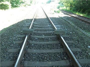 Bis die Bundespolizei an der Eisenbahnbrücke eintraf, legten die Täter weitere Betonplatten auf die Gleise und flüchteten.