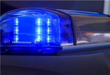 Das Blaulicht eines Funkstreifenwagens blinkt.