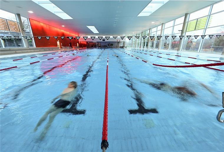 Göttingen erlaubt Frauen Oben-ohne-Schwimmen an bestimmten Tagen Schwimmgäste ziehen im 50-Meter-Becken des Auebads ihre Bahn.