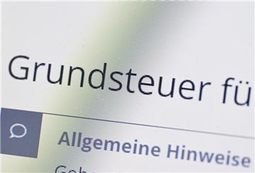  Das Wort Grundsteuer erscheint auf einem Computerbildschirm auf der Seite des Online-Steuerportals Elster. 