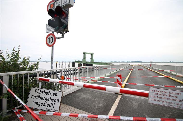 Bis Ende Juli geht am Fähranleger Blexen gar nichts mehr. Ein Frachtschiff hat die Brücke gerammt. Pendler müssen zwischen Bremerhaven und Nordenham derzeit auf den Wesertunnel ausweichen.