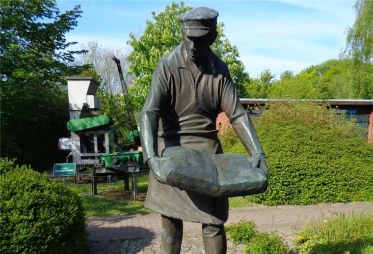 Teile der gestohlenen „Zementpacker“-Statue aus Hemmoor gefunden Bronzestatue "Zementpacker" in Hemmoor.