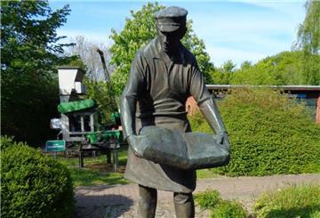 Bronzestatue "Zementpacker" in Hemmoor.