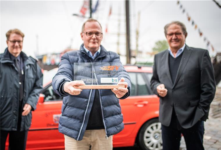 Bremerhavener Feuerwehr verleiht einen Preis BIS-Geschäftsführer Nils Schnorrenberger nimmt den Förderpreis entgegen.