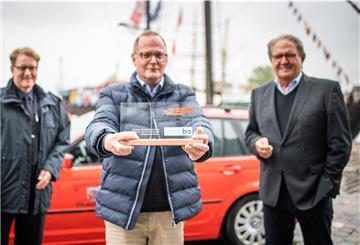 BIS-Geschäftsführer Nils Schnorrenberger nimmt den Förderpreis entgegen. 