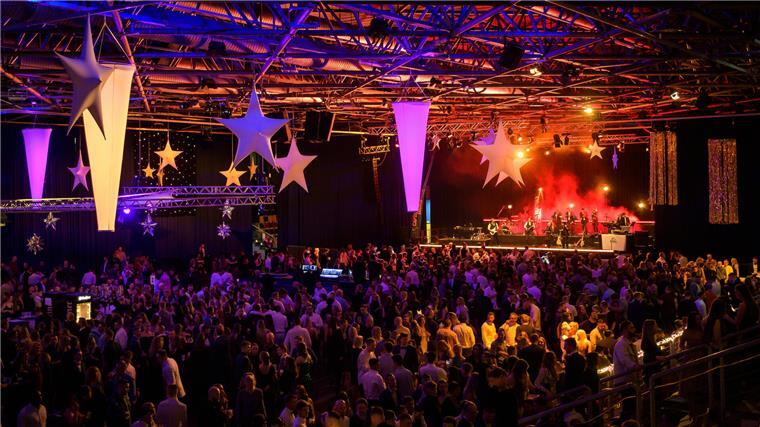 So feierten die 4000 Gäste beim Weihnachtszauber Hunderte Menschen tanzen in der festlich geschmückten Stadthalle.