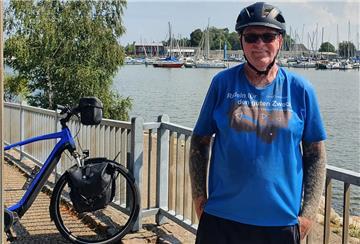 Oliver Trelenberg steht in Schleswig vor seinem Fahrrad.