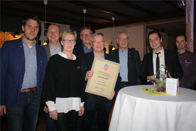 Robin Willert ist Sportler des Jahres beim FC Rüspel/Weertzen Bis in die Morgenstunden feierten die Sportler: So auch die Geehrten Peter Lühmann (Vorsitzender TuS Rüspel, von links), Mirko Müller (Vorsitzender FC Rüspel/Weertzen), Anja Bellmann, Gerhard Albers, Hans-Wilhelm Brunkhorst, Bernhard Vahjen, Robin Willert (Sportler des Jahres) und Detlef Heins.