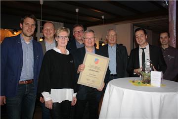 Bis in die Morgenstunden feierten die Sportler: So auch die Geehrten Peter Lühmann (Vorsitzender TuS Rüspel, von links), Mirko Müller (Vorsitzender FC Rüspel/Weertzen), Anja Bellmann, Gerhard Albers, Hans-Wilhelm Brunkhorst, Bernhard Vahjen, Robin Willert (Sportler des Jahres) und Detlef Heins.