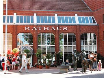Bis März 2019 muss ein neuer Zevener Samtgemeinde-Bürgermeister gewählt sein. Zwei Kandidaten bewerben sich darum, im Chefsessel im Rathaus Platz nehmen zu dürfen.