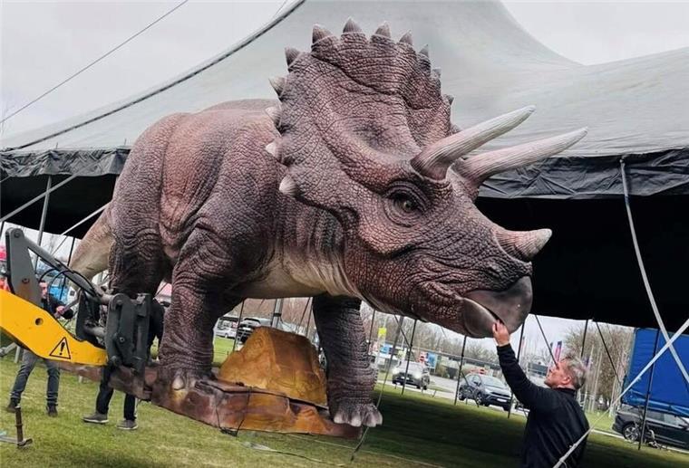 Urzeitliches Bremerhaven: Riesige Dinosaurier erobern den Wilhelm-Kaisen-Platz Eine Dinosaurier-Ausstellungsfigur.