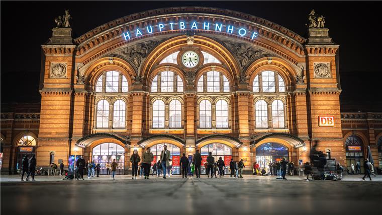 Wie die Bundespolizei Straftäter im Bremer Hauptbahnhof verfolgt Bis zu 140.000 Menschen am Tag halten sich im und am Bremer Hauptbahnhof auf.