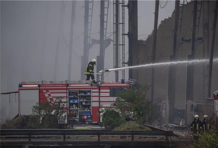 Bis zu 150 Feuerwehrleute haben in Spitzenzeiten gegen den Großbrand gekämpft.