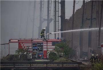 Bis zu 150 Feuerwehrleute haben in Spitzenzeiten gegen den Großbrand gekämpft.