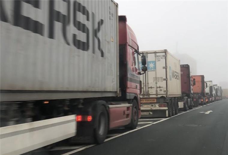 Bremerhaven: Neue Lkw-Parkplätze im Überseehafengebiet Container-Lkw stauen sich im Nebel in Richtung Überseehafen und Container-Terminal.
