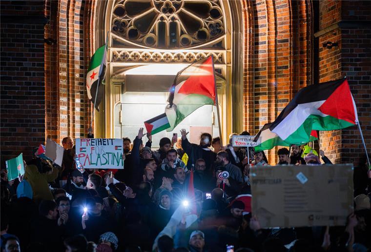 „Stoppt den Krieg!“ Bis zu 450 Menschen demonstrieren für den Frieden in Nahost Bis zu 450 Menschen sind am Mittwochabend durch Bremerhaven gezogen und haben für den Frieden in Nahost demonstriert.