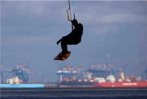 Bis zu acht Sekunden lang hängt Maximilian Müller an seinem Kite vor der Skyline Bremerhavens in der Luft - bis zu 9,7 Meter über der Nordsee bei Burhave.