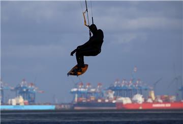 Bis zu acht Sekunden lang hängt Maximilian Müller an seinem Kite vor der Skyline Bremerhavens in der Luft - bis zu 9,7 Meter über der Nordsee bei Burhave.